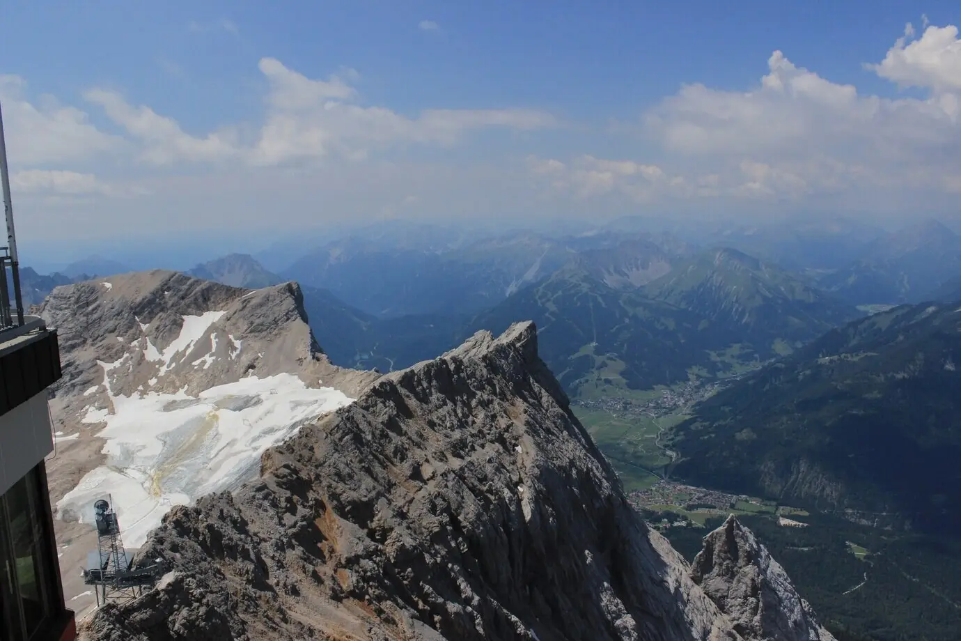 Aufnahme aus der Vogelperspektive des schönen Gipfels der Zugspitze nahe der Stadt Garmisch-Partenkirchen in Deutschland.