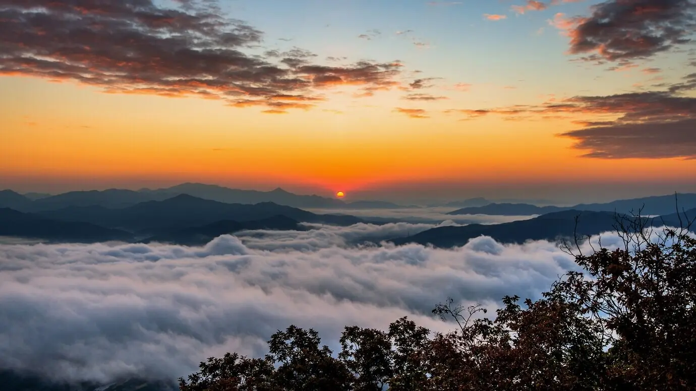 Bei Sonnenaufgang in Seoul, Korea, sind die Seoraksan-Berge von Morgennebel bedeckt.